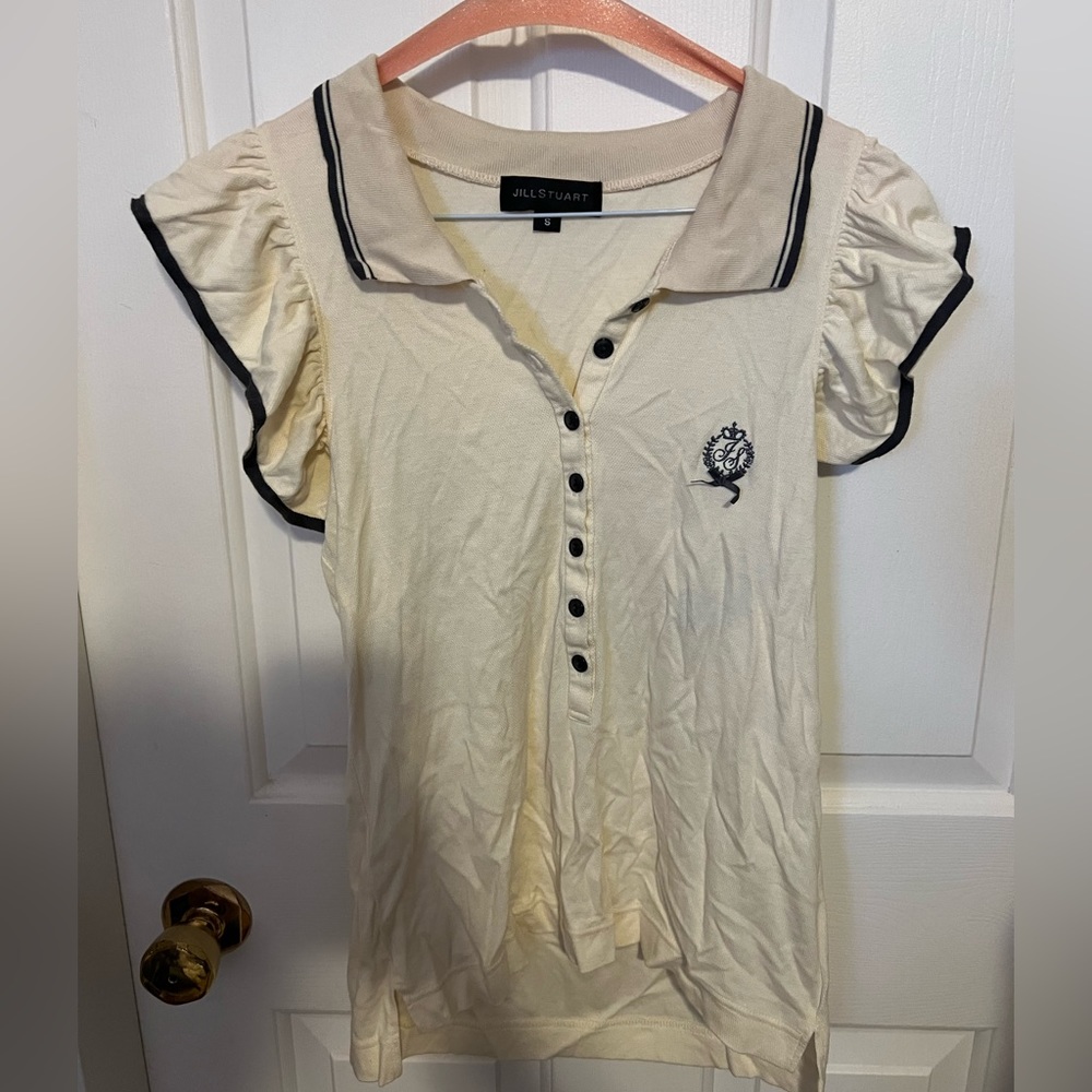 Woman’s tee with ruffles sleeves